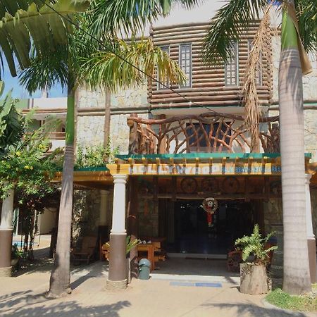 White Beach Resort Bar & Restaurant 波尔多·格尼拉 外观 照片